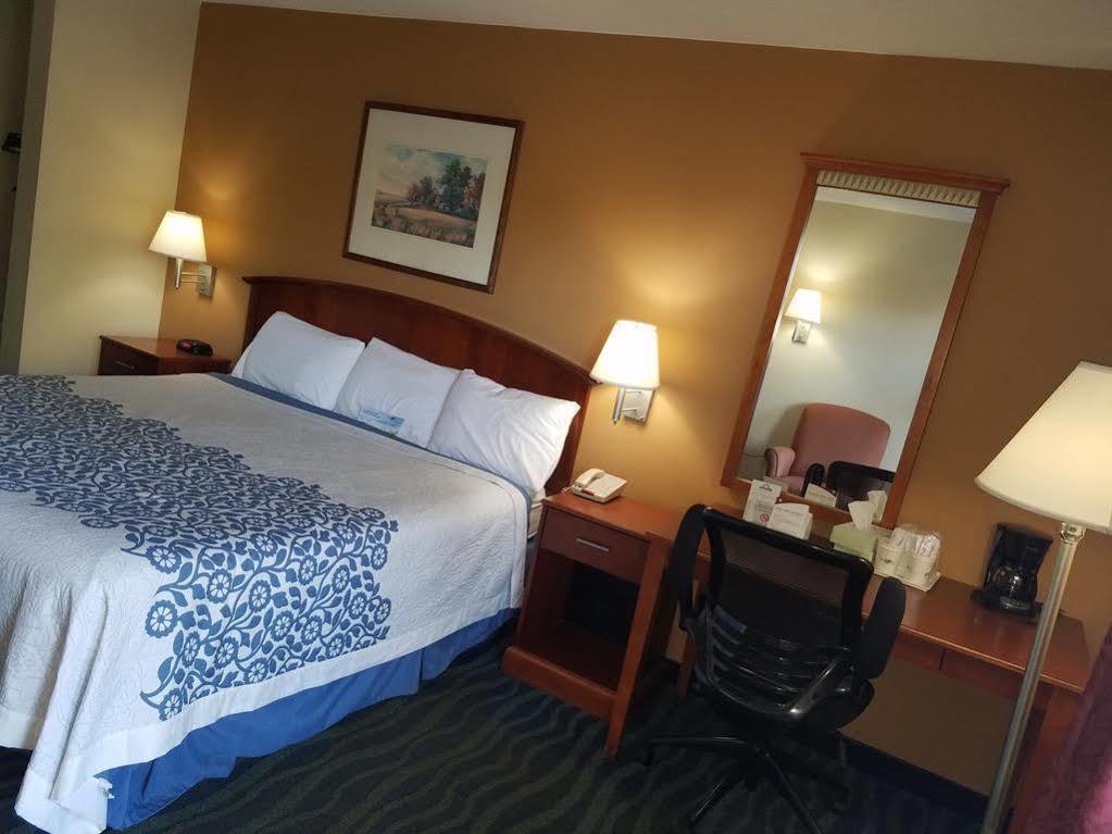 Days Inn By Wyndham Oak Grove/Ft. Campbell מראה חיצוני תמונה